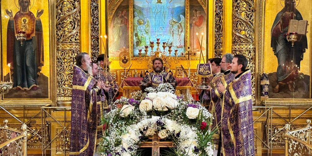 В праздник Воздвижения Креста Господня архиепископ Фома совершил Литургию в Богоявленском соборе