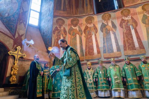 Архиепископ Фома сослужил Патриарху Кириллу в день преставления преподобного Сергия Радонежского