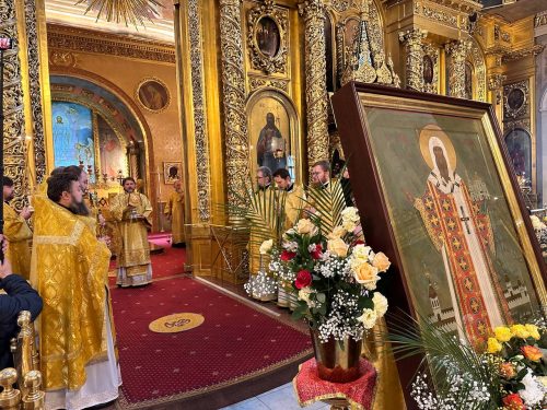 В день памяти святителей Московских архиепископ Фома совершил Литургию в Богоявленском соборе