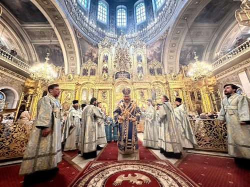 В праздник Казанской иконы Божией Матери архиепископ Фома совершил Литургию в Богоявленском соборе