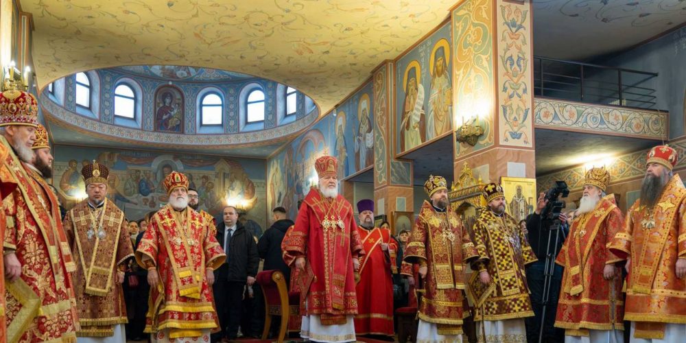 Архиепископ Фома сослужил Патриарху Кириллу за Литургией в Троицком храме в Балашихе
