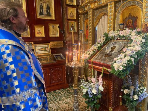 В праздник Смоленской иконы Божией Матери архиепископ Фома совершил Литургию во Владимирском домовом храме