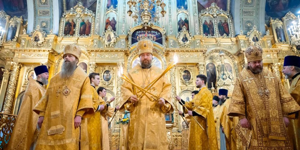 Архиепископ Фома сослужил за Литургией в Богоявленском соборе митрополиту Воскресенскому Григорию