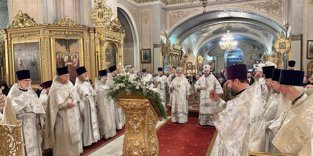 В 15-ю годовщину со дня кончины Cвятейшего Патриарха Алексия II архиепископ Фома сослужил митрополиту Григорию за Литургией в Богоявленском соборе