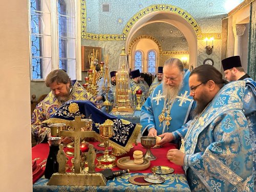Архиепископ Фома совершил Литургию в престольный праздник храма Знамения в Кунцеве