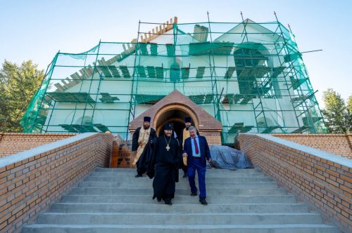 Архиепископ Фома освятил накупольный крест для строящегося храма князя Александра Невского в Хорошеве