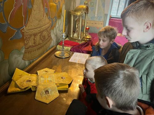 Юные прихожане храма Рождества Пресвятой Богородицы в Крылатском побывали в алтаре и в ризнице