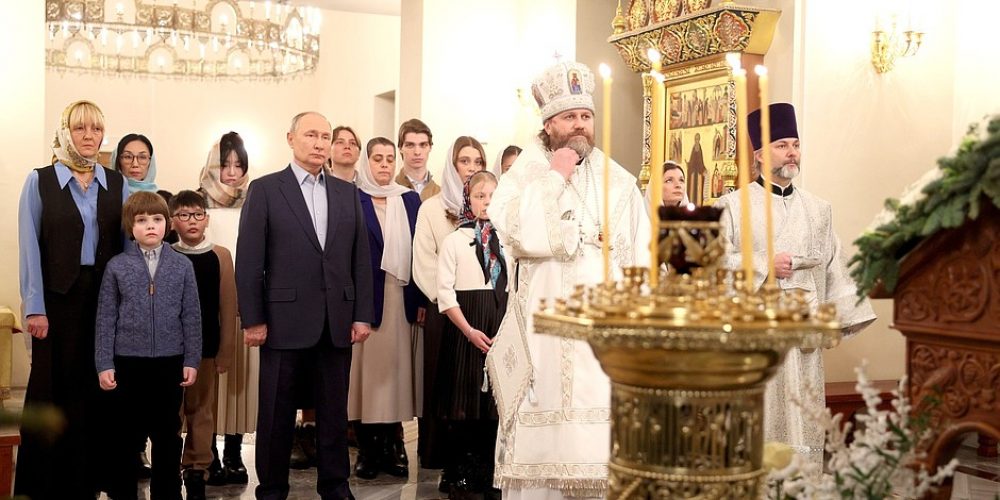 Архиепископ Фома совершил Литургию в храме Спаса Нерукотворного Образа, за которой молился президент России
