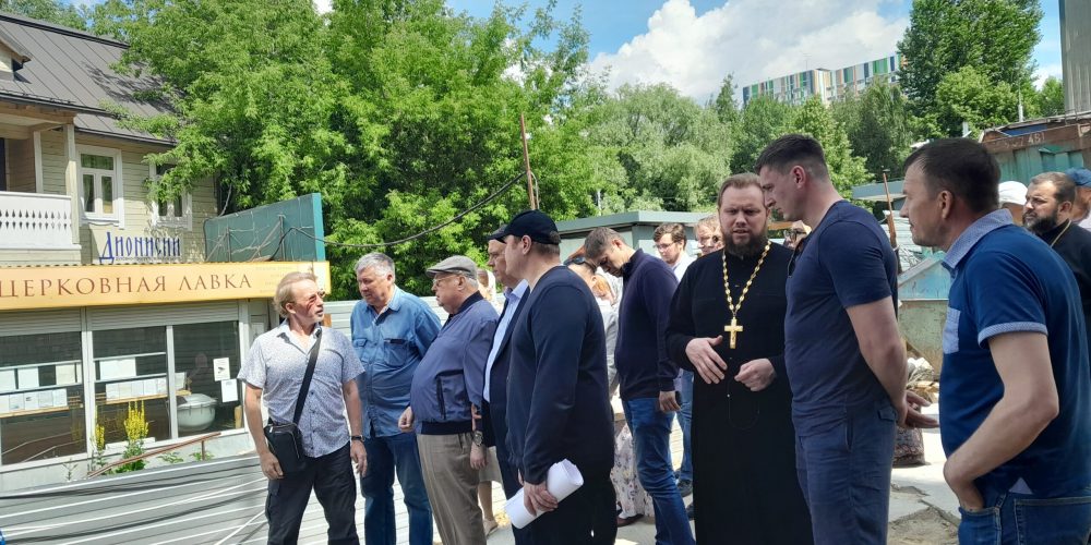 На строительной площадке храма Успения Пресвятой Богородицы в Матвеевском состоялось выездное совещание