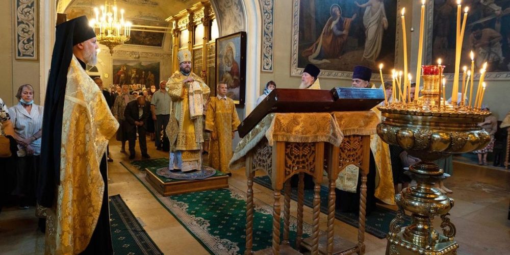 В канун дня памяти великомученика и целителя Пантелеимона епископ Фома совершил всенощное бдение в Хамовниках