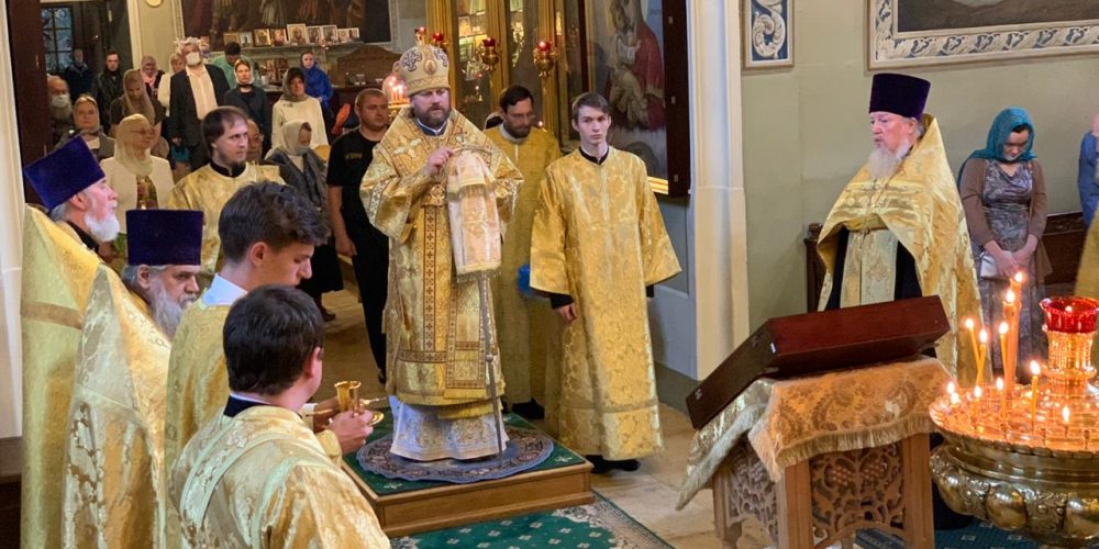 Епископ Фома совершил Божественную литургию в храме в Хамовниках