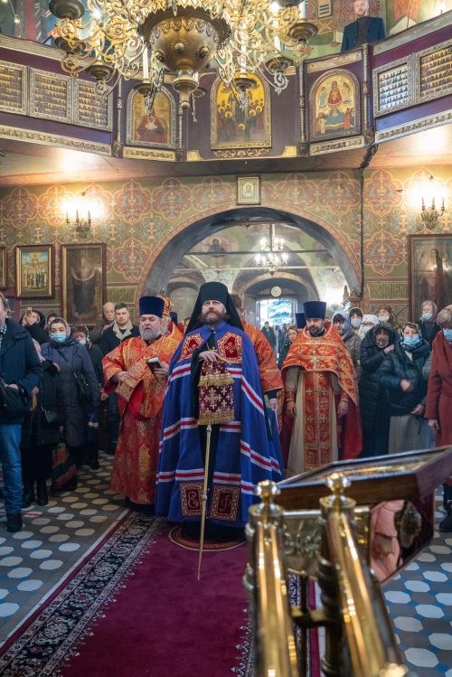 Литургию в престольный праздник в храме Архистратига Михаила в Тропарево возглавил епископ Фома