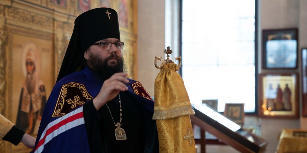 Архиепископ Егорьевский Матфей совершил Божественную литургию в храме священномученика Ермогена в Крылатском.