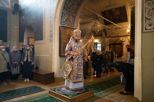 Епископ Павлово-Посадский Фома отслужил Литургию праздник Покрова Пресвятой Богородицы в храме свт. Николая в Хамовниках