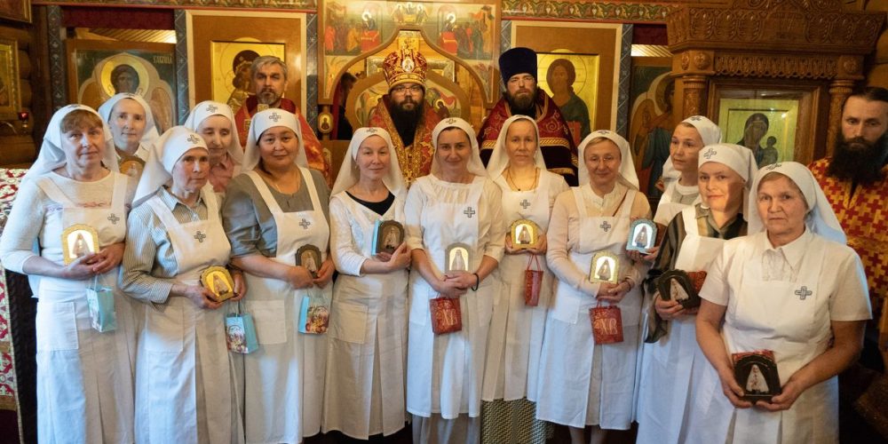Архиепископ Матфей благословил Сестричество храма Успения Пресвятой Богородицы в Матвеевском и совершил чин посвящения сестер милосердия.