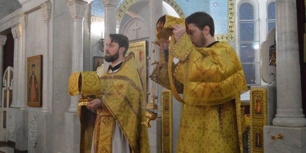 Молодежная литургия в храме Знамения в день памяти Новомучеников и исповедников Российских