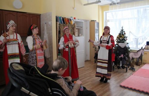Сестры милосердия при храме Успения Богородицы показали концерт подопечным Центра содействия семейному воспитанию