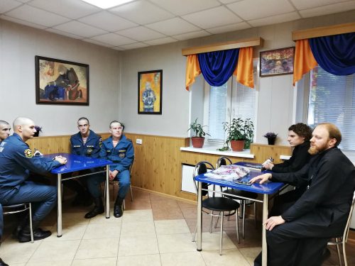 Представители храма Смоленской иконы Божией Матери в Фили-Давыдкове встретились с солдатами, проходящими срочную службу в МЧС
