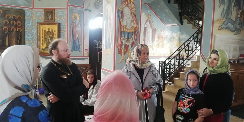 Храм Смоленской иконы Божией Матери посетили беженцы из Донецкой и Луганской областей