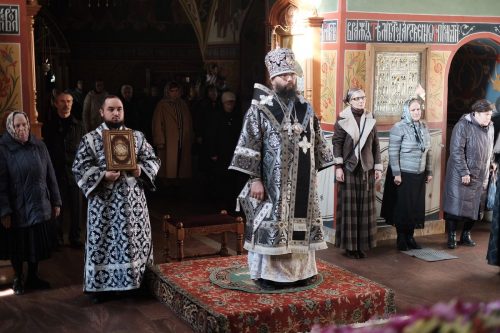 Архиепископ Егорьевский Матфей возглавил Литургию Преждеосвященных Даров