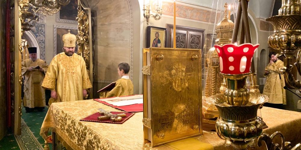 В престольный праздник епископ Павлово-Посадский Фома совершил Литургию в храме свт. Николая в Хамовниках