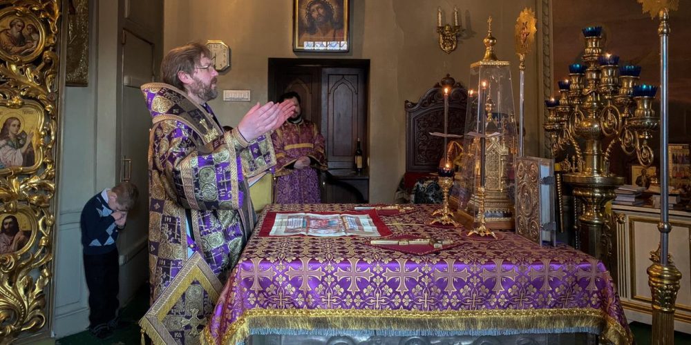 Епископ Павлово-Посадский Фома в Неделю 4-ю Великого поста совершил Литургию святителя Василия Великого