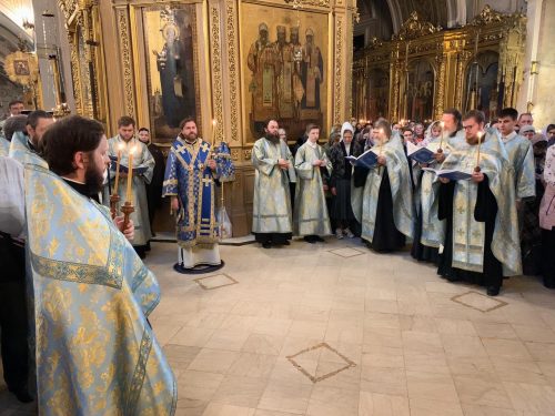 Накануне Субботы Акафиста епископ Фома совершил утреню в Богоявленском соборе