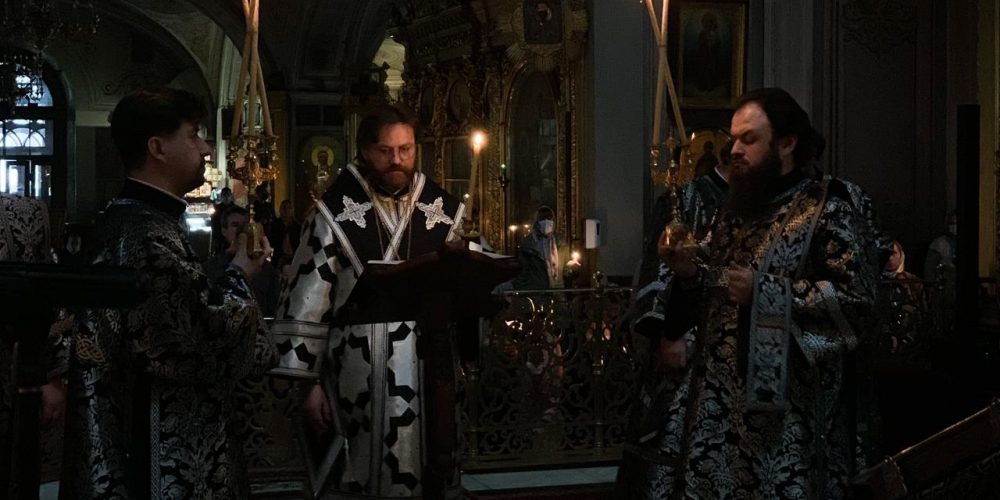Пассию в Богоявленском соборе совершил епископ Одинцовский и Красногорский Фома