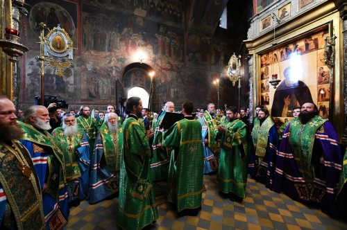Епископ Фома сослужил Святейшему Патриарху за малой вечерней в Троице-Сергиевой лавре