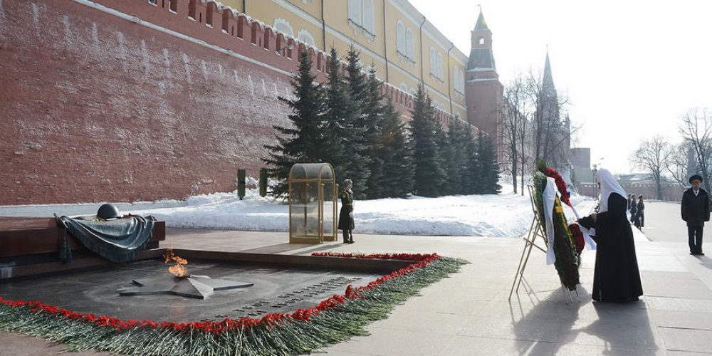 В День защитника Отечества Святейший Патриарх Кирилл и столичное духовенство возложили  венок к могиле Неизвестного солдата у Кремлевской стены