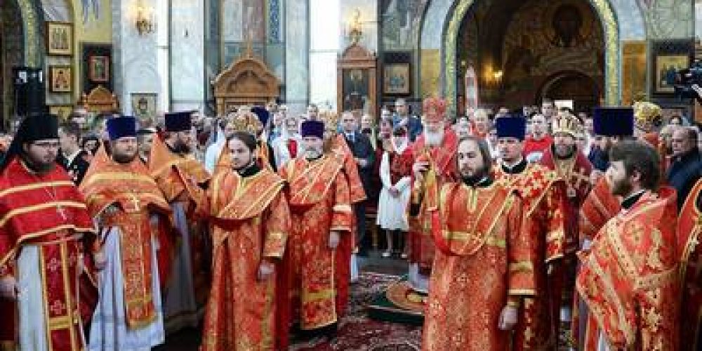 В день памяти великомученика Георгия Победоносца Святейший Патриарх Кирилл совершил Литургию в Георгиевском храме на Поклонной горе в Москве
