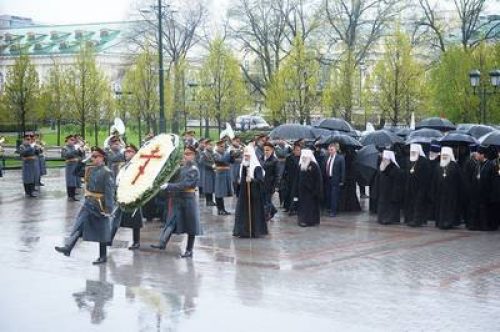 Духовенство храмов Западного викариатства приняли участие  в возложении венков к могиле Неизвестного солдата у Кремлевской стены