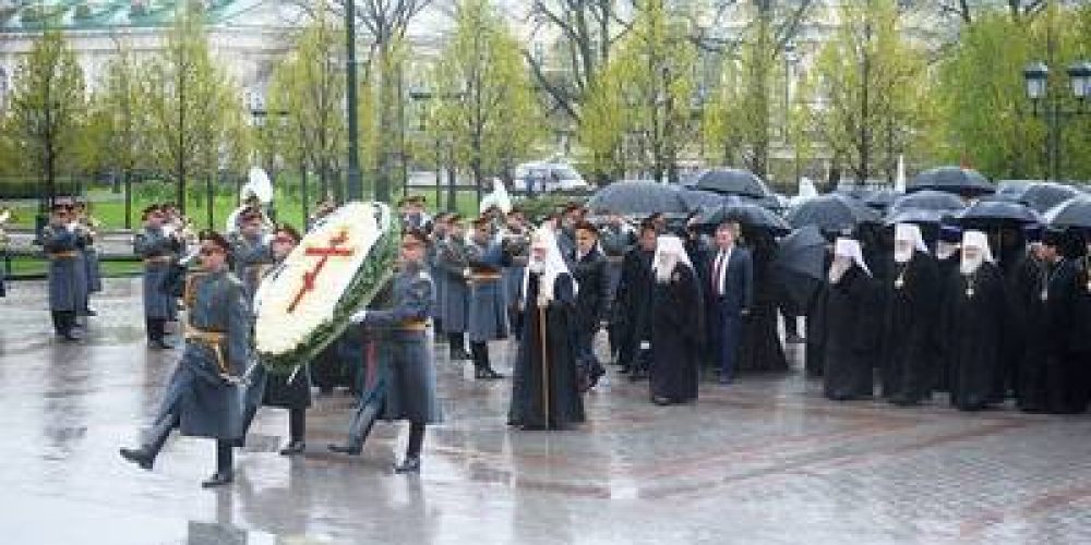 Духовенство храмов Западного викариатства приняли участие  в возложении венков к могиле Неизвестного солдата у Кремлевской стены