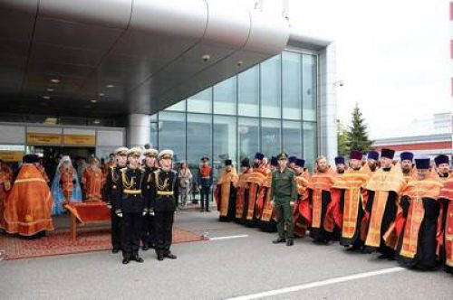 Принесение ковчега с частью мощей святителя Николая Чудотворца в Россию. Встреча в аэропорту в Москве