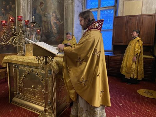 Литургию и заупокойную литию по дирижеру Юрлову совершил в Богоявленском соборе архиепископ Фома
