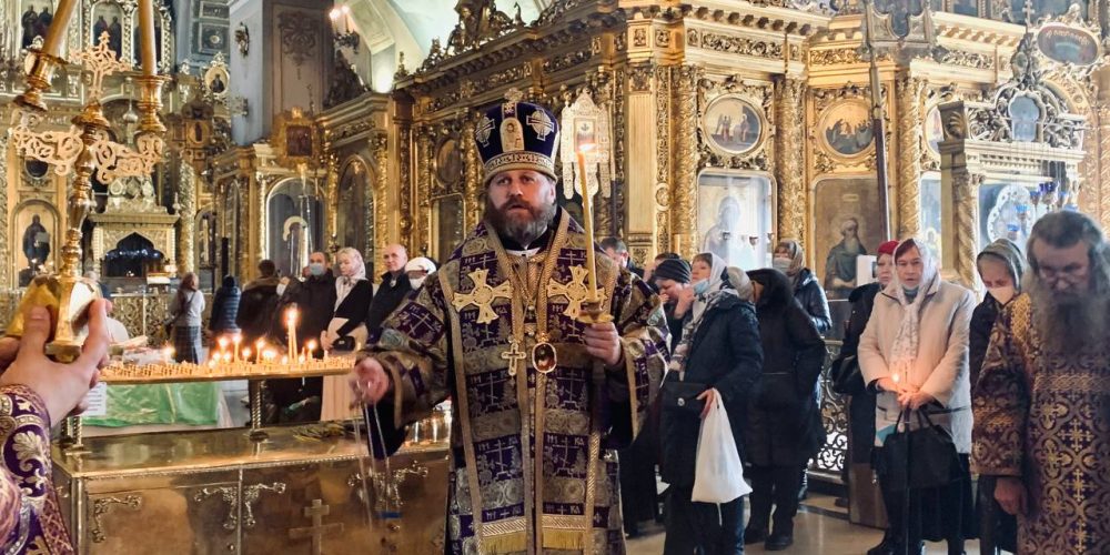 Епископ Одинцовский и Красногорский Фома совершил Литургию в Богоявленском соборе в Родительскую субботу