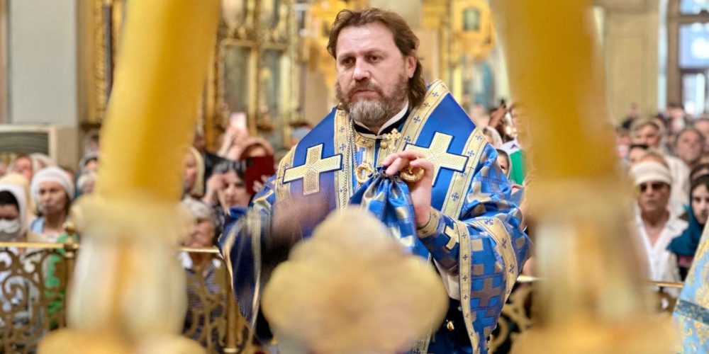 В праздник Казанской иконы Божией Матери архиепископ Фома совершил Литургию в Богоявленском соборе