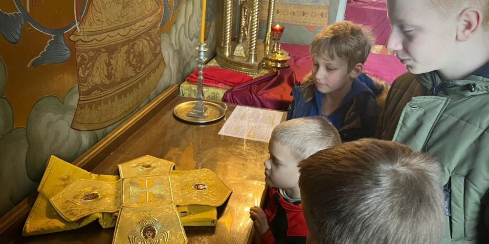 Юные прихожане храма Рождества Пресвятой Богородицы в Крылатском побывали в алтаре и в ризнице