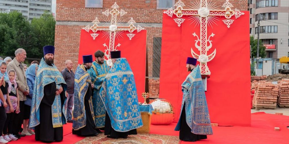Управляющий Западным викариатством совершил чин освящения креста в строящемся Смоленском храме на Давыдковской (+фото)
