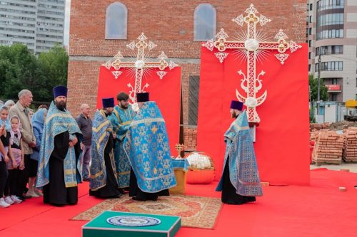 Управляющий Западным викариатством совершил чин освящения креста в строящемся Смоленском храме на Давыдковской (+фото)