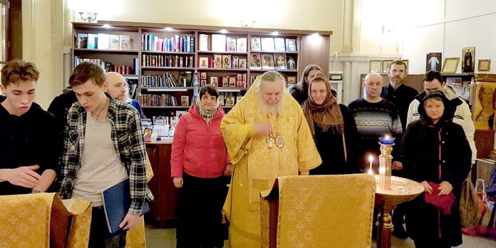 Божественную литургию в храме в честь Киево-Печерской иконы Божией Матери на Киевском вокзале.