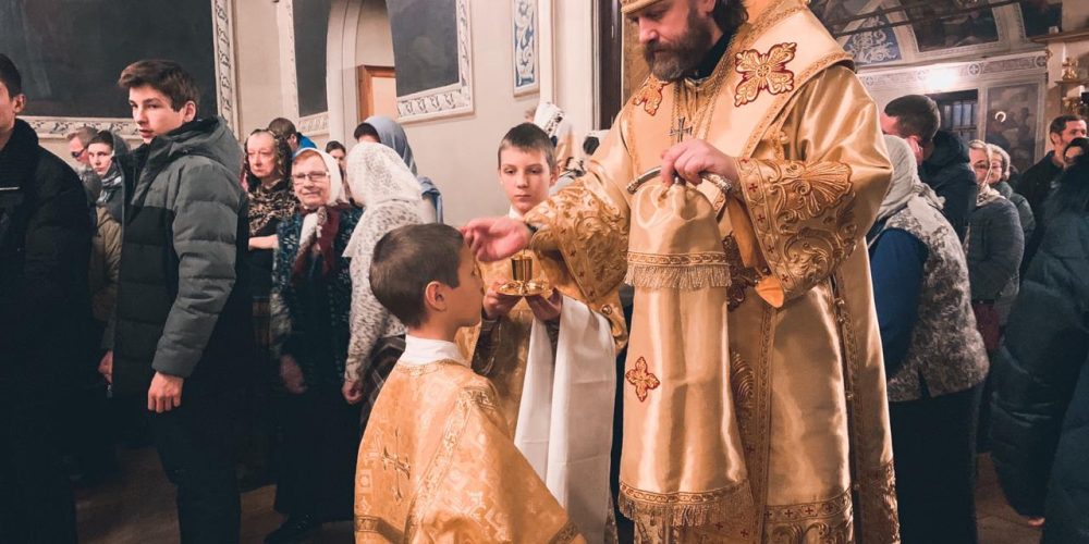 Епископ Фома совершил Божественную литургию в соборном храме в Переделкино