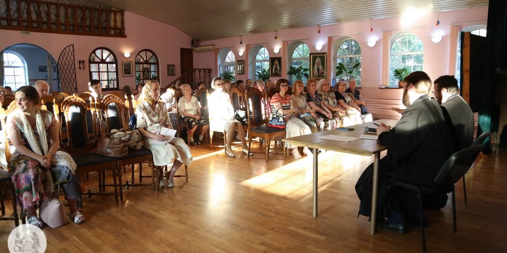 В храме Архангела Михаила прошел обучающий семинар для работников свечных ящиков приходов Западного викариатства