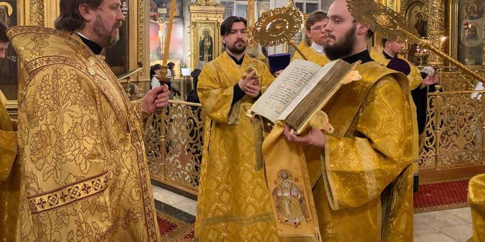 Епископ Павлово-Посадский Фома совершил всенощное бдение в Богоявленском соборе