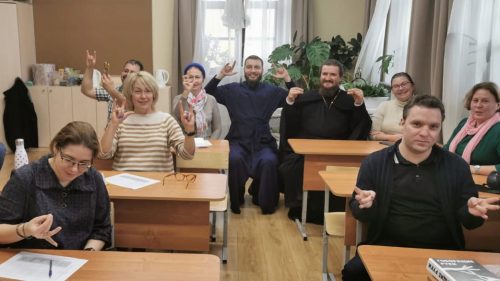 В храме Александра Невского открылась группа по изучению русского жестового языка