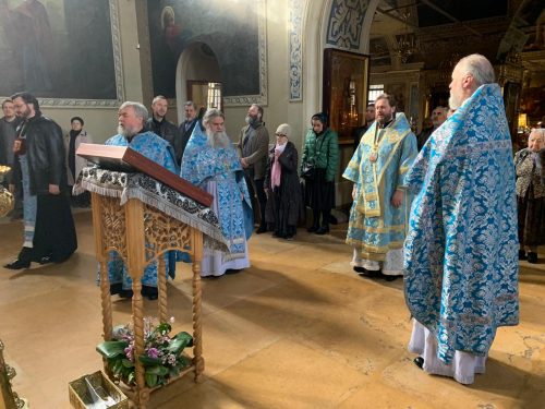 Епископ Фома совершил Божественную литургию в Хамовниках