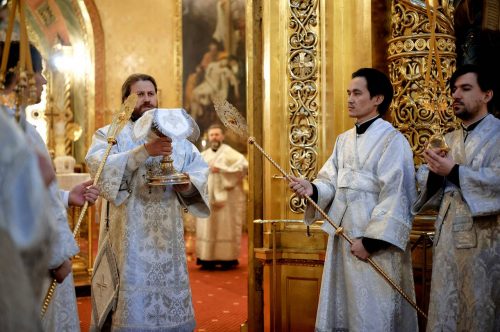 Епископ Павлово-Посадский Фома возглавил литургию в престольный праздник в Богоявленском соборе
