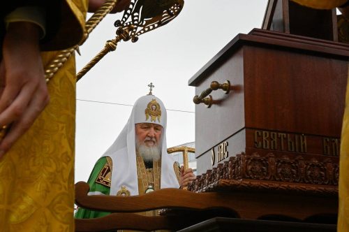 Патриарх Кирилл в Санкт-Петербурге возглавил крестный ход с мощами князя Александра Невского
