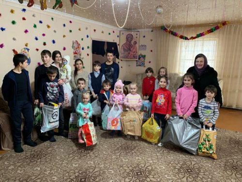 Дети-сироты получили подарки к Рождеству от приходов Западного викариатства