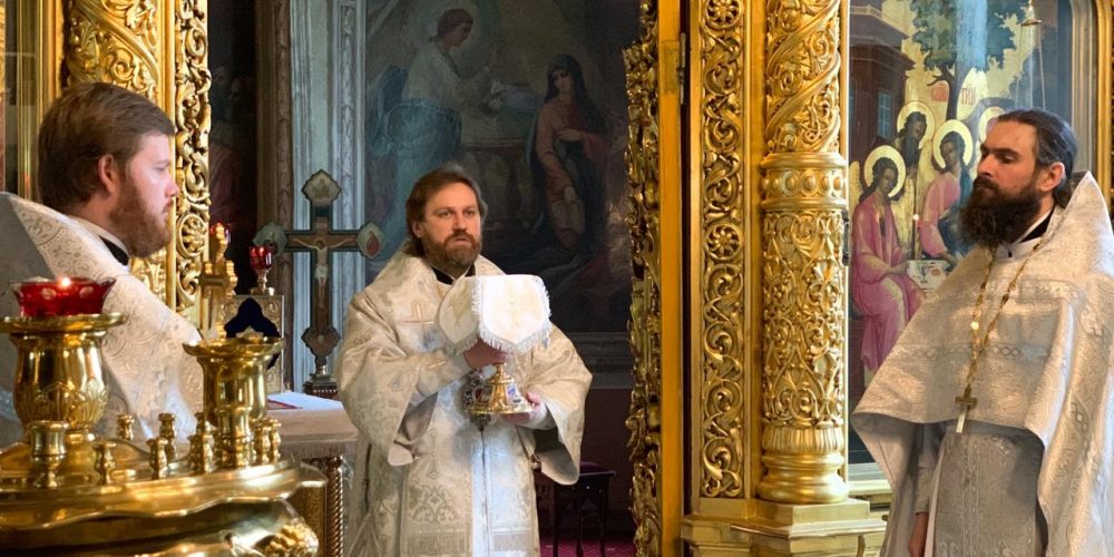 Епископ Фома совершил Божественную литургию в Богоявленском кафедральном соборе и молитвенно помянул новопреставленного протоиерея Александра Агейкина